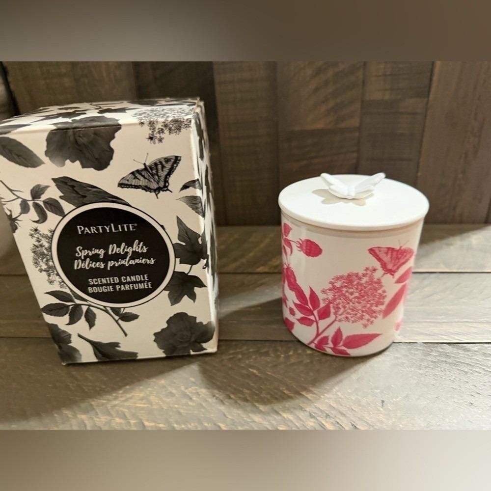 NWT PartyLite spring delight Scented Candle‎ with Floral Design - Picture 1 of 6